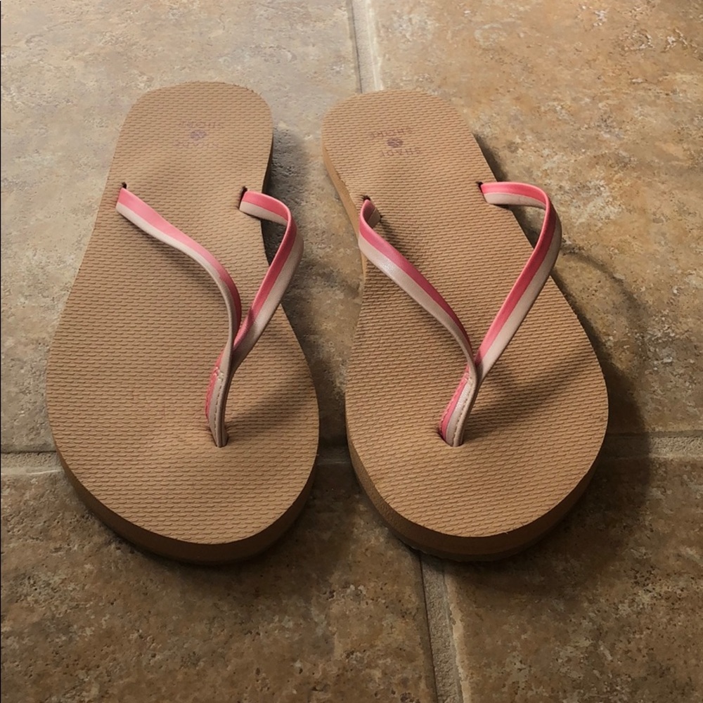 NEVER WORN Shade & Shore Flip Flops